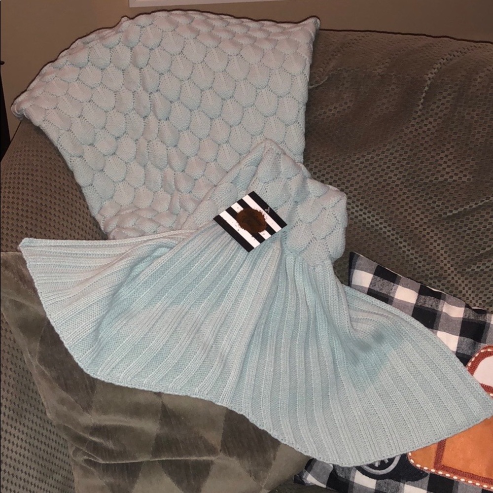 NWT Mermaid tail Kensie aqua wool blend knit blanket